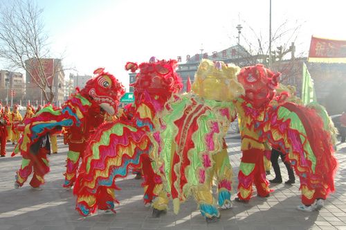 酒泉市2011年元宵節(jié)社火匯演期間，部分社火隊(duì)來公司拜年