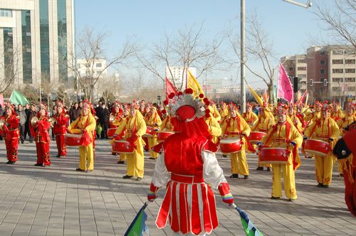 酒泉市2011年元宵節(jié)社火匯演期間，部分社火隊(duì)來公司拜年