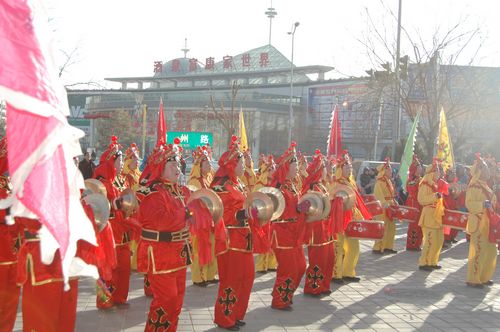 酒泉市2011年元宵節(jié)社火匯演期間，部分社火隊(duì)來公司拜年